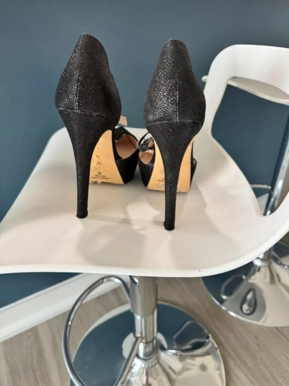 Céleste vendo zapatos